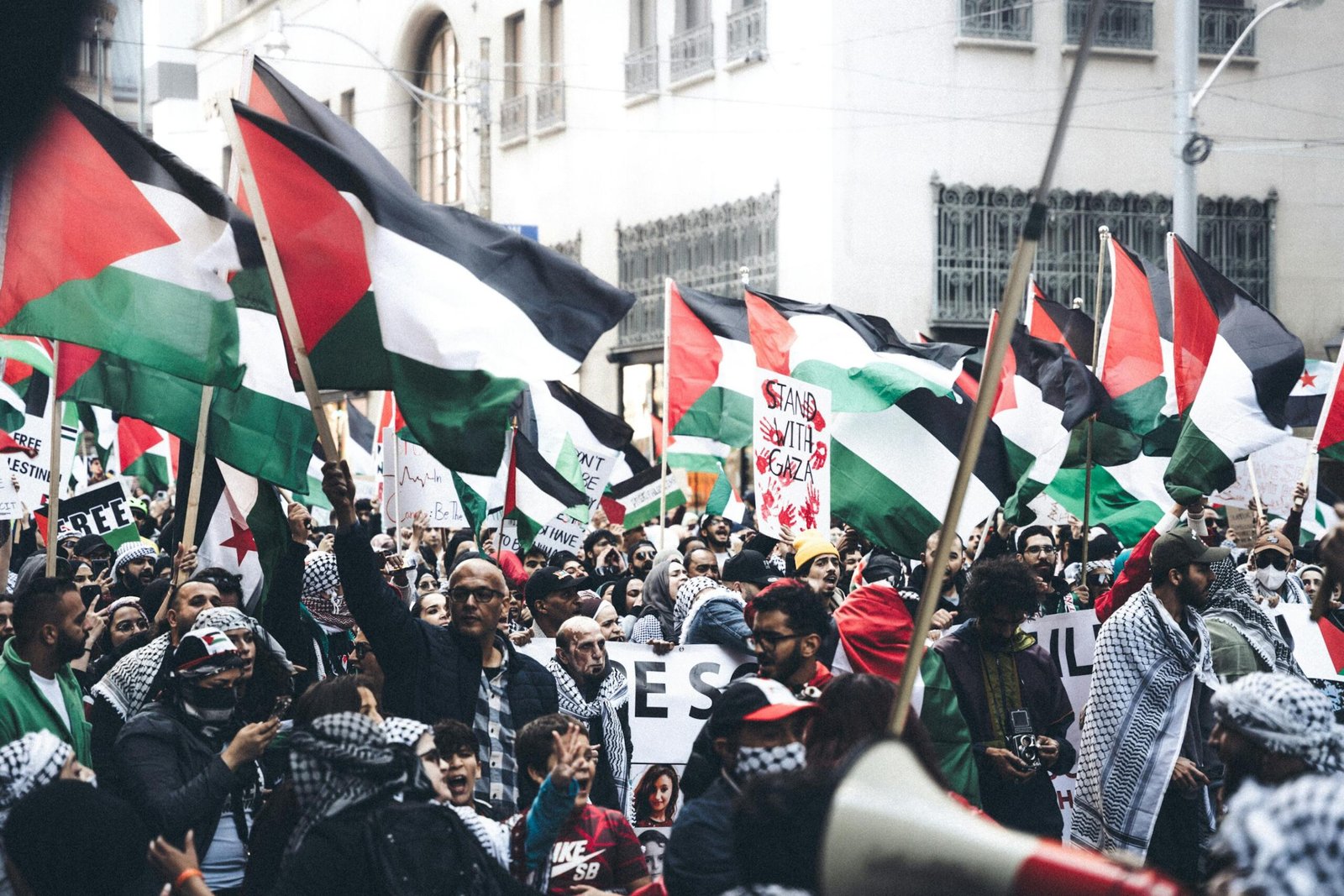 Israel Intensifkan Serangan, Bersumpah akan Ambil Alih Gaza