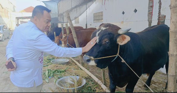 Peringati Idul Adha 1446 H, Cak YeBe Berkurban 15 Sapi dan 10 Kambing untuk Masyarakat, Petugas Damkar dan Wartawan
