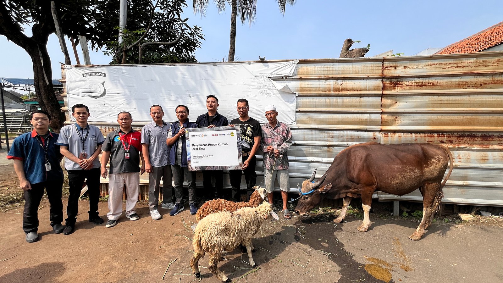 Kawan Lama Group Salurkan Hewan Kurban di 25 Kota