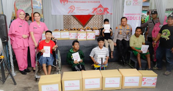 Polrestabes Surabaya dan Bhayangkari Bantu Kaum Difabel di HUT Bhayangkara ke-79