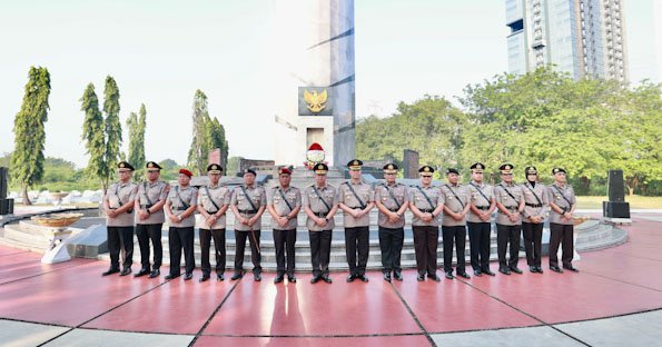 HUT Bhayangkara ke-79, Polda Jatim Kenang Jasa Pahlawan dengan Ziarah dan Tabur Bunga di TMP