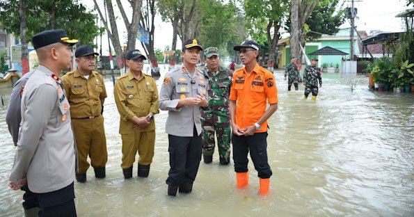 Kapolres Gresik Salurkan Bantuan Sosial Bagi Warga Terdampak Banjir di Benjeng