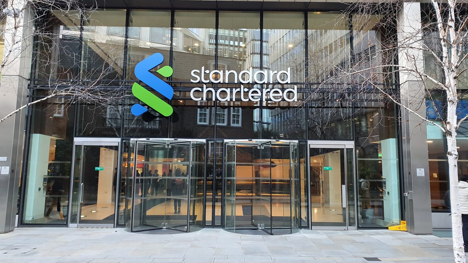 Standard Chartered PHK Puluhan Karyawan di Singapura, Pekerjaan Dialihkan ke India
