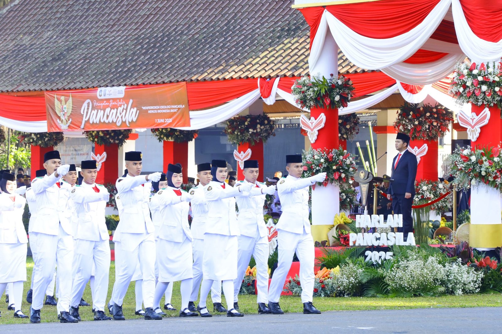 Pimpin Upacara Hari Lahir Pancasila, Plt. Gubernur Jatim Ajak Masyarakat Kuatkan Ideologi Pancasila