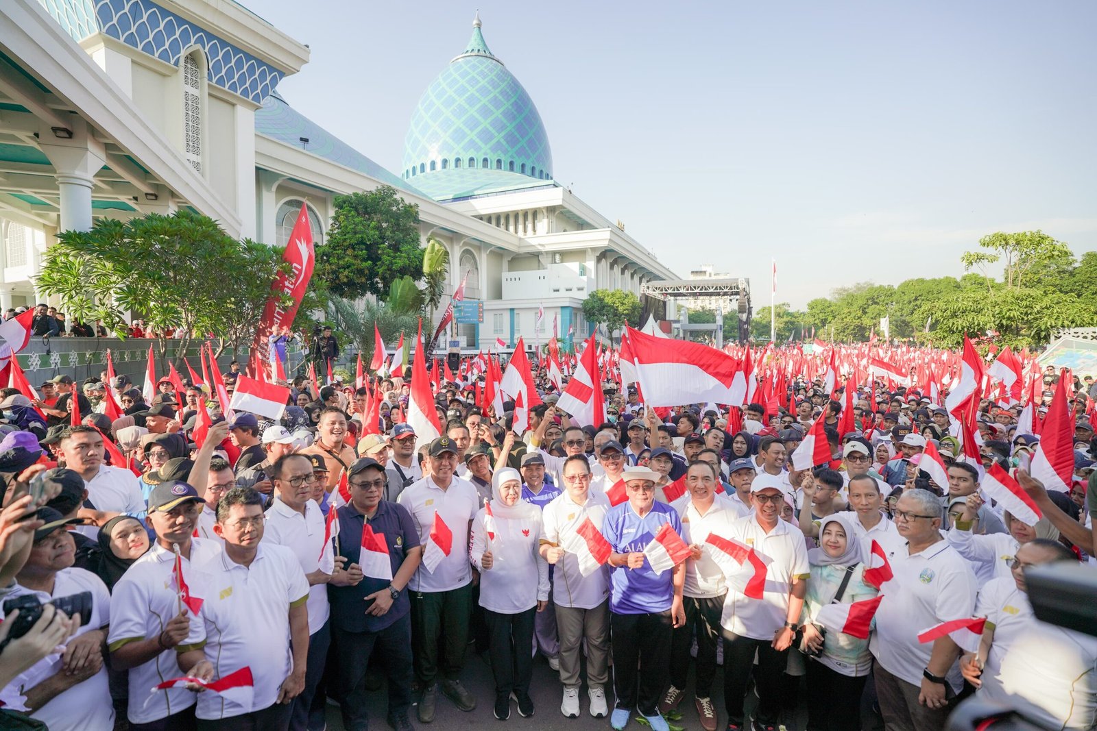 Puluhan Ribu Warga Jatim Semarakkan Jalan Sehat Tahun Baru Islam 1447 Hijriah