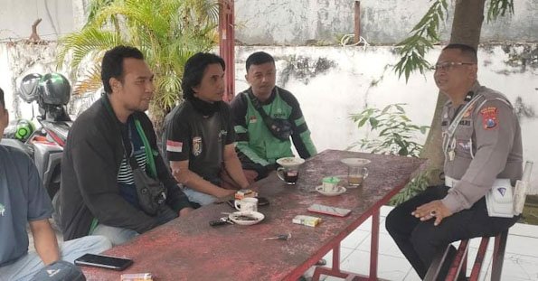 Dalam Operasi Patuh Semeru 2025, Polres Ngawi Ngopi Bareng Komunitas Ojol dan Beri Edukasi Kamseltibcarlantas