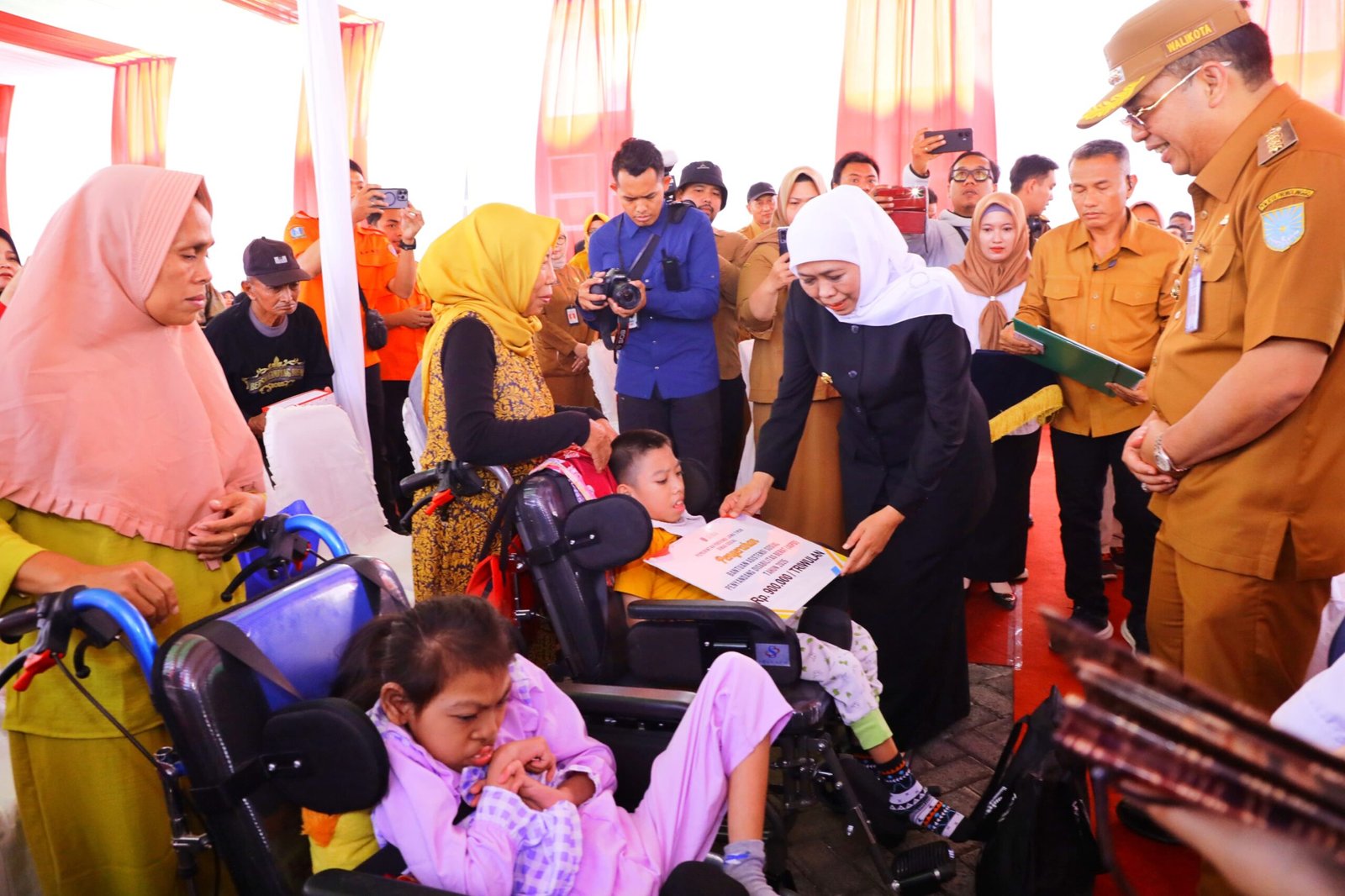Pemprov Jatim Serahkan Bansos Senilai Rp2,232 Miliar untuk Masyarakat Kota Probolinggo