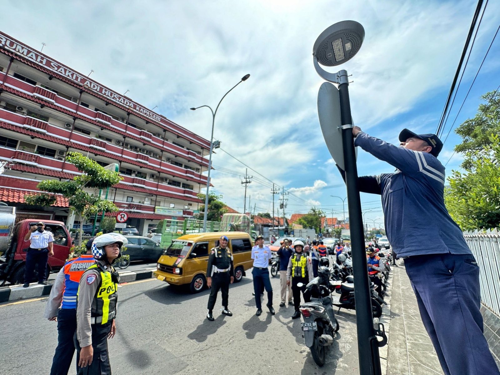 Dishub Surabaya Tertibkan Parkir Di Kawasan RS Adi Husada, Pasang Rambu Larangan Demi Kelancaran Lalu Lintas