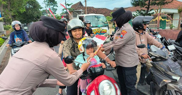 Aksi Simpatik Polisi Wanita Polresta Banyuwangi di Hari Jadi Polwan ke-77, Gatur Lalin Sambil Berbagi Coklat