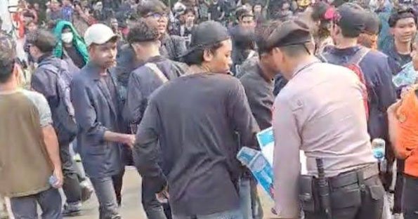 Polisi Bagikan Air Mineral Kepada Massa Demo di Senayan