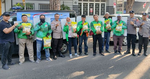 Polres Gresik Gelar Gerakan Pangan Murah, Masyarakat dan Driver Ojol Sumringah