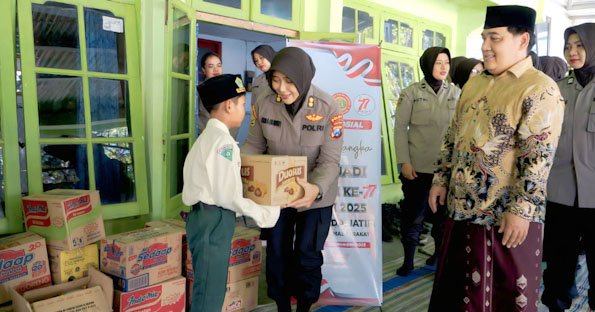 Polri Untuk Masyarakat: SPN Polda Jatim Sentuh Hati Anak Yatim di Momen HUT Polwan ke-77