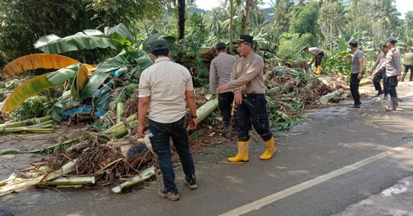 Polisi Bersama BPBD Tangani 2.228 Jiwa Terdampak Banjir di Malang Selatan