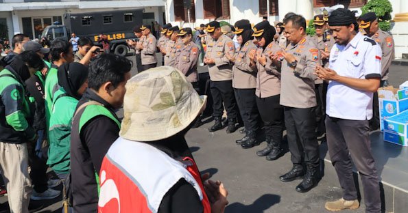 Polrestabes Surabaya dan Ratusan Driver Ojol Gelar Do’a Bersama
