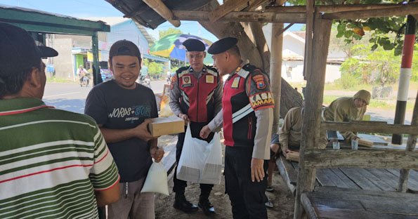 Patroli Sambil Berbagi Nasi Kotak, Program Pasabber Polres Situbondo Disambut Antusias Warga