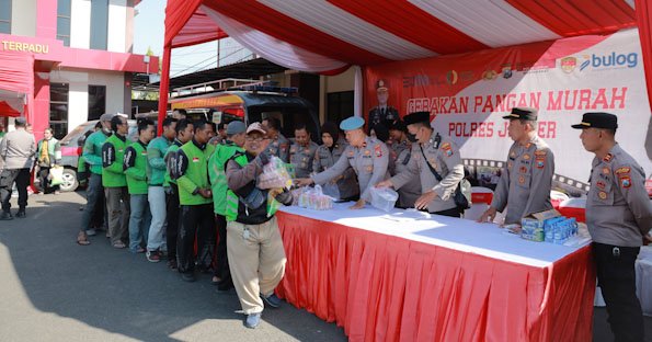Polres Jember Hadirkan Pasar Murah, Pengemudi Ojol Bawa Pulang Sembako dengan Senyum Sumringah