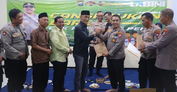 Cegah Curanmor, Kapolres Pelabuhan Tanjung Perak Bagikan Kunci Ganda ke Warga