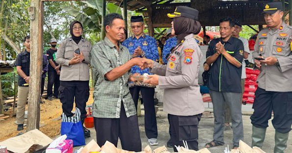 Bedah Rumah Warga di Tulakan, Polres Pacitan Peringati HUT Polwan ke-77