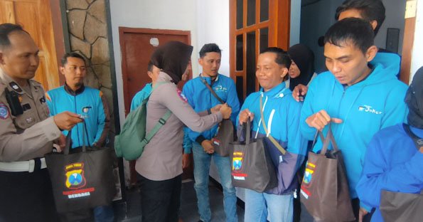 Polri Untuk Masyarakat: Polres Bondowoso Berbagi Sembako untuk Ojol, Sambut Harlantas Bhayangkara ke-70