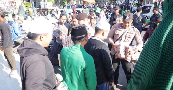 Polisi Humanis, Berbagi Roti dan Air untuk Massa Aksi Damai Alumni Ponpes di Situbondo Berlangsung Sejuk