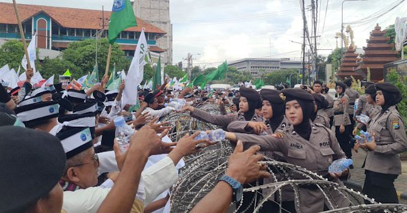 Polwan Dilibatkan Sebagai Negosiator Garda Terdepan dalam Pengamanan Aksi Damai