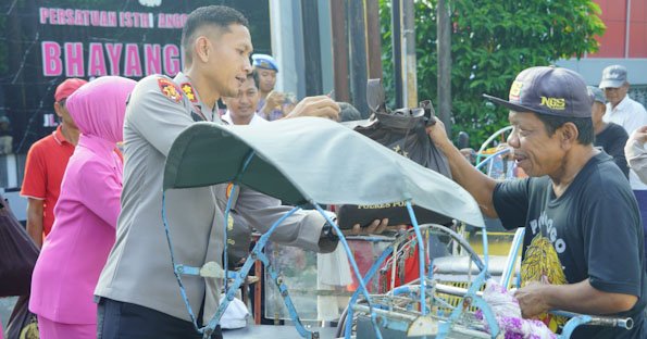 Polres Ponorogo Gelar Baksos, 250 Paket Sembako Dibagikan untuk Tukang Becak