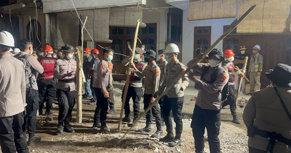 Ratusan Personel Polresta Sidoarjo Berjibaku Bersihkan Puing Bangunan Ponpes Al Khoziny