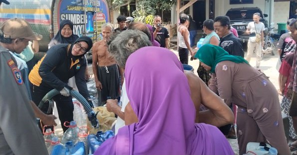 Polri untuk Masyarakat: Polisi Datangkan Dua Tangki Air Bersih untuk Warga Kenduruhan Pasuruan