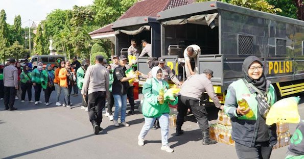 Polda Jatim Peduli Masyarakat Gelar Baksos Salurkan Bantuan untuk Ribuan Warga
