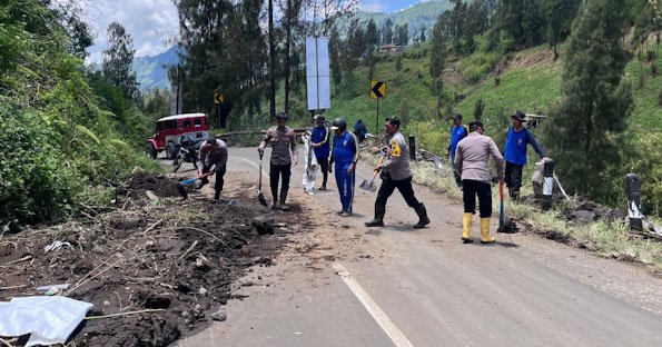 Polres Probolinggo Beraksi Cepat Tangani Tanah Longsor di Jalur Bromo