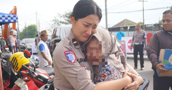 Polwan Polresta Sidoarjo Beri Pendampingan Keluarga Korban di Ponpes Al Khoziny