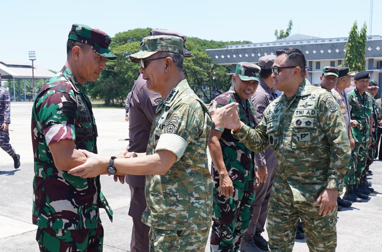 Kasdam V/Brawijaya Dampingi Kunjungan Kerja Kasum TNI di Gresik