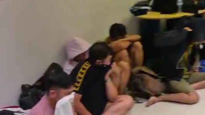 Polisi Gerebek Pesta Seks Sesama Jenis di Hotel Surabaya, Amankan 34 Orang Pria