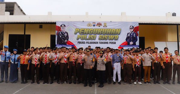 Cegah Bullying dan Kenakalan Remaja, Kapolres Pelabuhan Tanjung Perak Kukuhkan Polisi Siswa