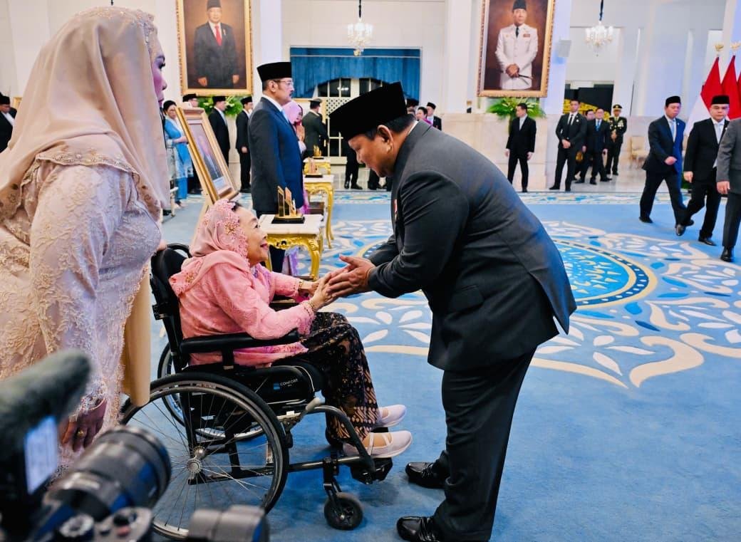 Bangga dan Haru, Keluarga Marsinah dan Tokoh Bangsa Terima Gelar Pahlawan Nasional