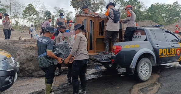 Polda Jatim Bantu Warga Evakuasi Barang di Tengah Erupsi Gunung Semeru