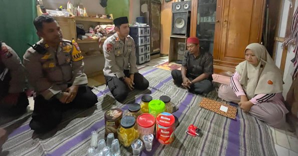 Kapolres Situbondo Beri Santunan untuk Keluarga Korban Ambruknya Atap Asrama Ponpes di Besuki