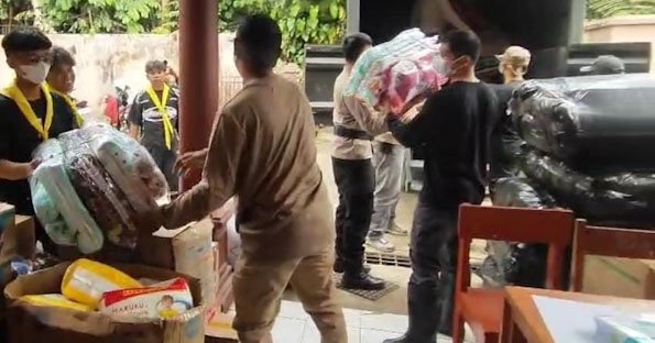 Polda Jatim Beri Bantuan Kemanusiaan Warga Terdampak Erupsi Gunung Semeru