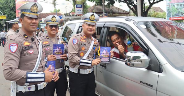 Operasi Zebra Semeru Polres Magetan Berbagi Bunga dan Coklat Ajak Warga Tertib Lalu-lintas