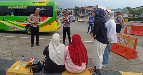 Polantas Menyapa: PJR Polda Jatim Beri Edukasi Tertib Lalin di Operasi Zebra Semeru 2025