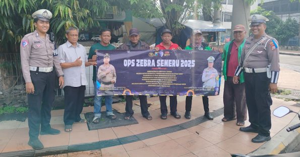 Tingkatkan Disiplin Belalu-lintas Sasar Pengemudi Ojol dan Opang, Polres Pelabuhan Tanjung Perak Sosialisasi Ops Zebra Semeru 2025
