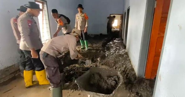 Polisi Bersihkan Rumah Warga Terdampak Erupsi Semeru di Dusun Sumbersari Lumajang