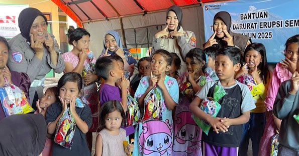 Polres Lumajang Dampingi Anak-anak Pengungsi Semeru: Beri Hiburan dan Pulihkan Trauma