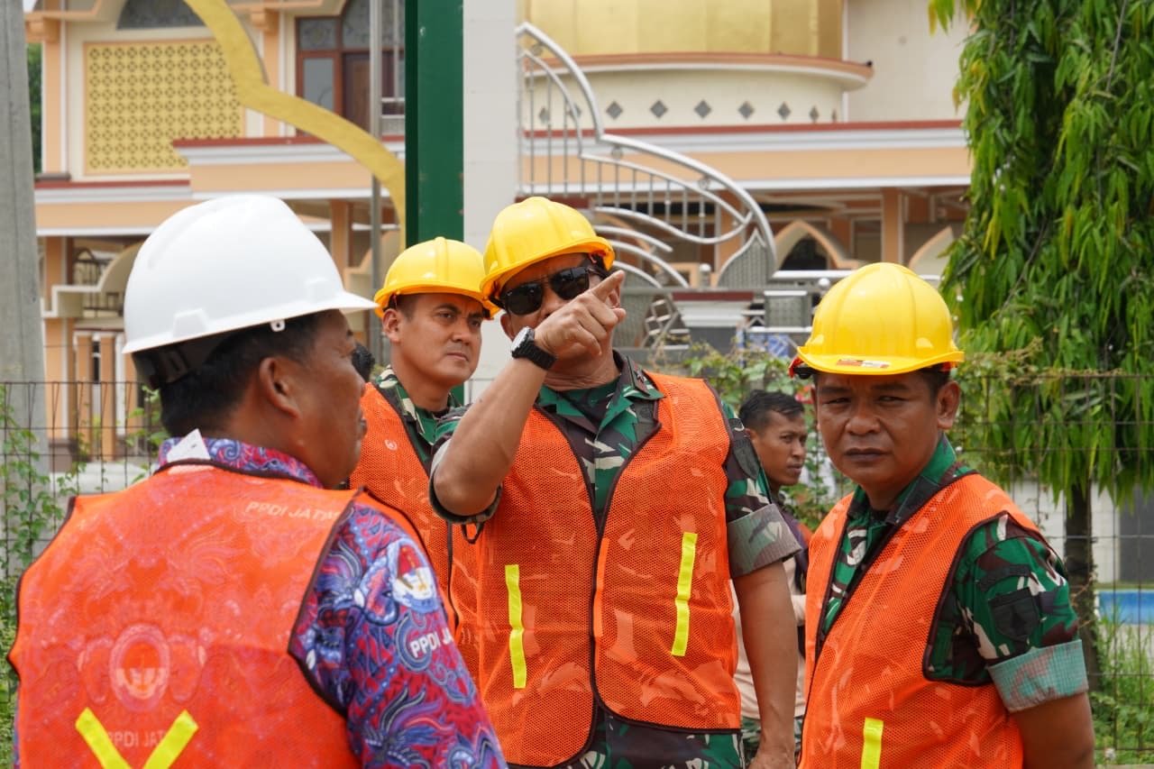 Danrem 084/Bhaskara Jaya Tinjau Pembangunan Koperasi Desa Merah Putih di Sidoarjo