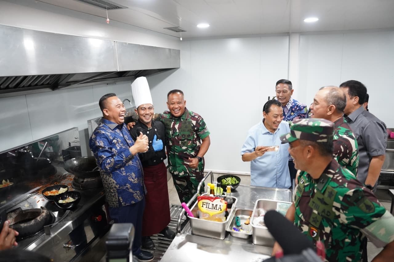 Pangdam V/Brawijaya Dampingi Wakasad Tinjau Dapur SPPG MBG Preneur di Kota Malang