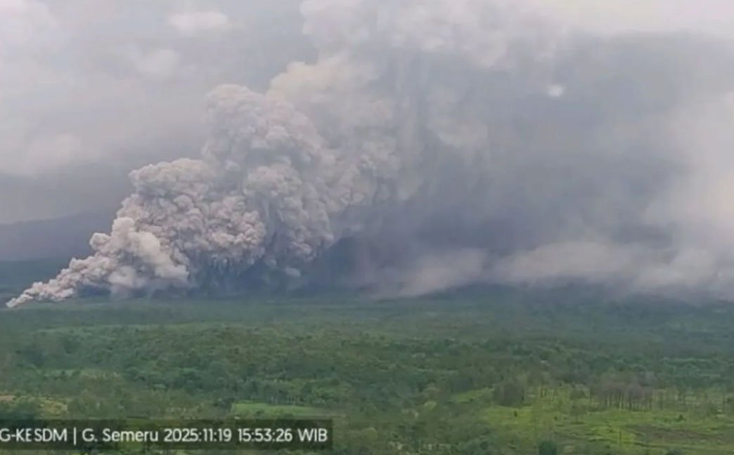 Gunung Semeru Erupsi, Masyarakat Diimbau Tak Melakukan Aktivitas Dalam Radius 2,5 Km
