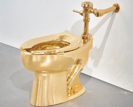 Toilet Emas Karya Maurizio Cattelan ‘Amerika’ Dilelang Sotheby’s