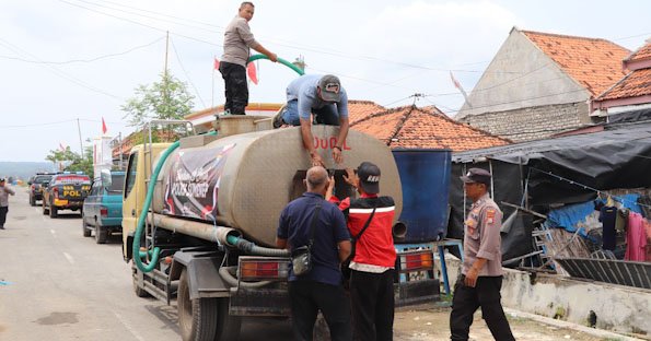 Polres Sumenep Salurkan Bantuan Air Bersih untuk Warga Desa