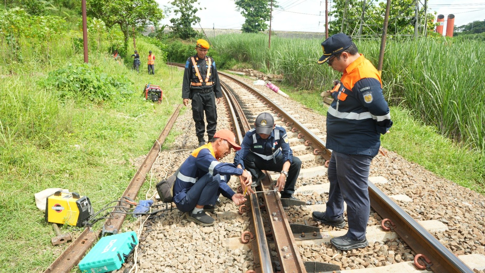 Hadapi Musim Hujan Ekstrem, KAI Daop 8 Perketat Pengamanan Jalur Kereta Api