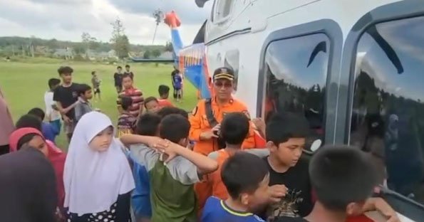 Kru Helikopter Polri Dampingi Warga di Tengah Bencana, Anak-anak Aceh Tamiang Jadi Sumber Semangat